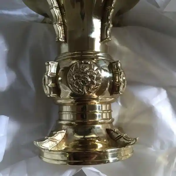 「彫り部分が白くなってしまった大谷派の高級仏具」を、下処理とフッ素コーティングで美しく整えた事例