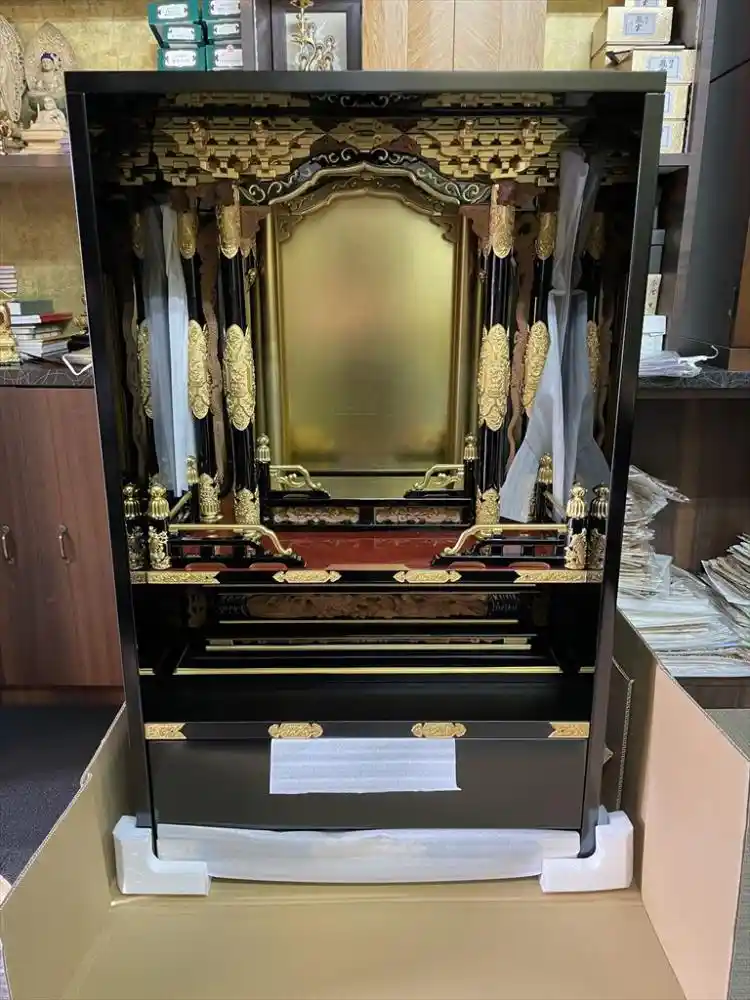 愛知県 岡崎市でのREMAKE事例：「他地域で作られた大型の江州壇」を、造り付け家具のように収めた仏壇リメイク事例（岡崎市）